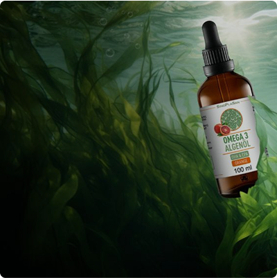 Omega 3 Algenöl von Sinoplasan unter wasser mit grünen Algen