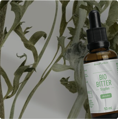 Bio Bitter Tropfen von Sinoplasan mit Pflanzen im HIntergrund