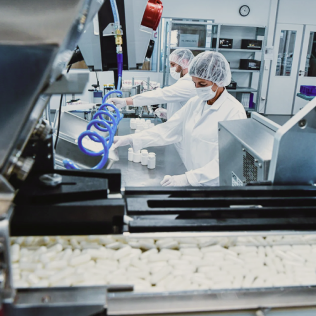 Menschen, die in einer Fabrik an der Herstellung von Produkten arbeiten
